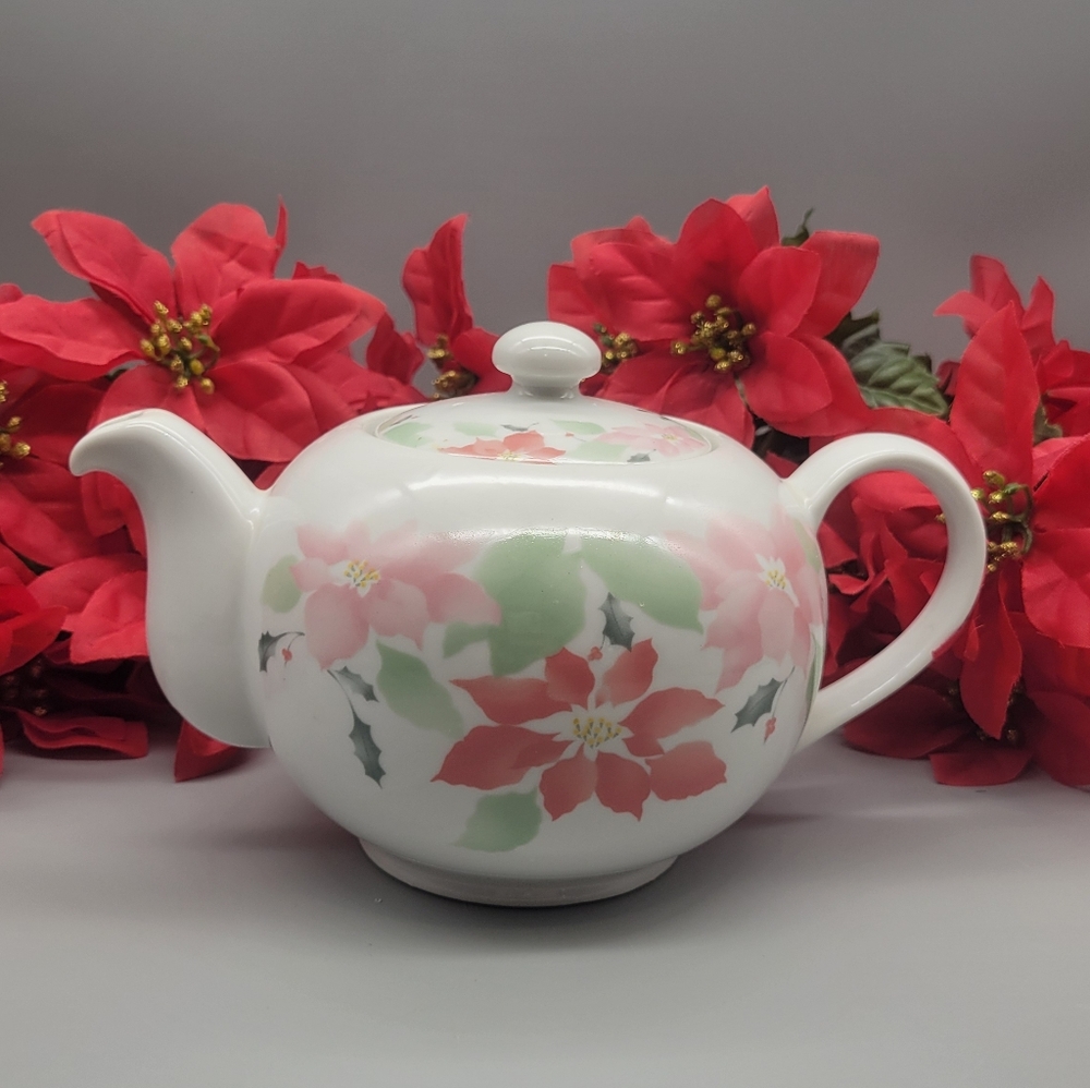 Vintage Christmas Poinsettia Teapot Festive Holiday Entertaining Serveware